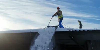 Prace zimowe - odśnieżanie dachów